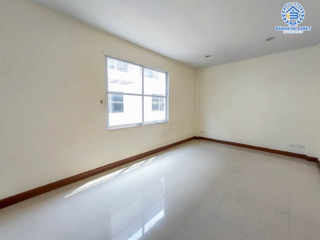 บ้านเดี่ยวมือสอง ม.โมเดิร์นทาวน์  เอกชัย46 เนื้อที่กว่า 18.8 ตร.ว. ฟังก์ชันครบ 4 ห้องนอน 4 ห้องน้ำ 3 ที่จอดรถ บนทำเลเดินทางสะดวก เข้าสู่ใจกลางเมืองได้อย่างสะดวกสบายเชื่อมต่อทวีวัฒนา, ถนนพุทธมณฑลสาย3, ถนนเพชรเกษม ใกล้รถไฟฟ้าสายสีน้ำเงิน "สถานีภาษีเจริญ"